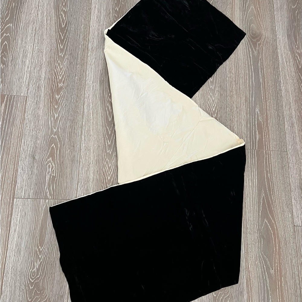 Vintage Burberry Black and Cream Viscose & Silk Shoulder Wrap Scarf 17x74” - Picture 2 of 13